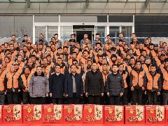 情系農民工 蛇年送祝?！A兆控股為優(yōu)秀農民工發(fā)放春節(jié)禮品